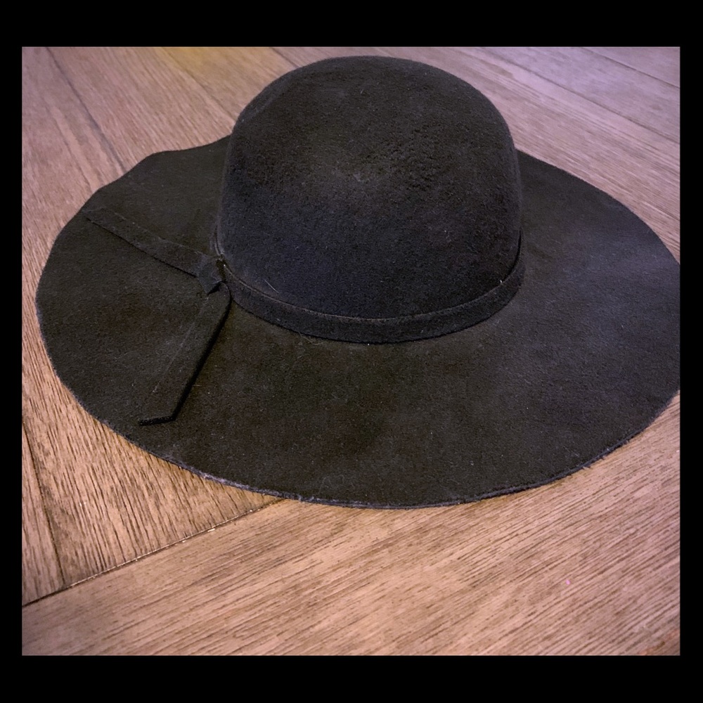Women’s black floppy hat